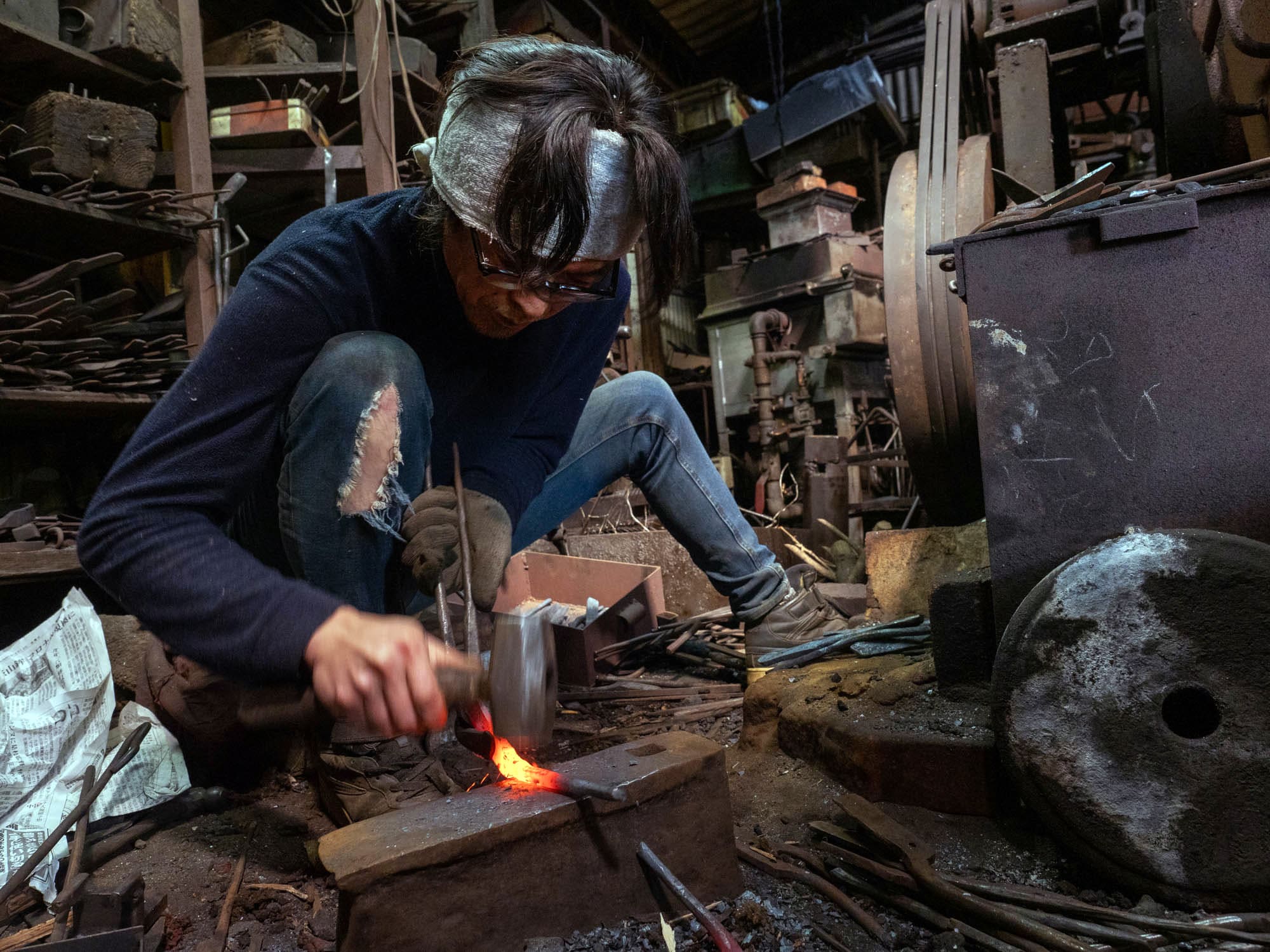 笹岡鋏製作所の二代目鍛冶師、笹岡悟さん